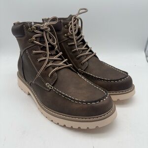 BRAND NEW Mens Sonoma Harlann Faux Leather Brown Moc Toe Boots Men’s Size 10 US